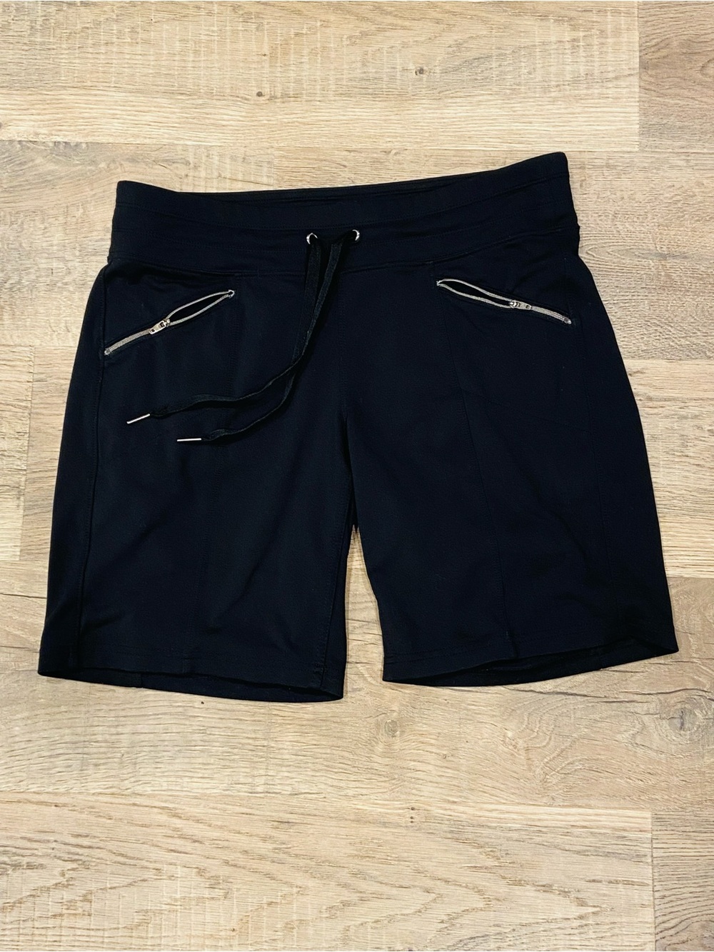 Womens Athleta Black 8” Modest Bermuda Pockets Medium high rise draw string